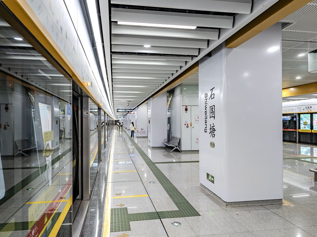 A platform on the Guangzhou Metro
